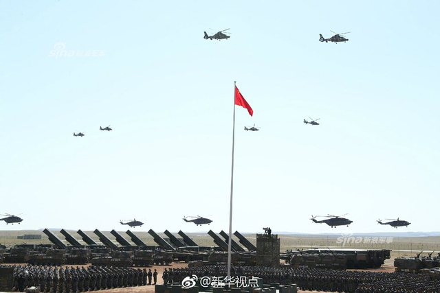 阅兵高清大图来了！99坦克和直升机梯队真拉风