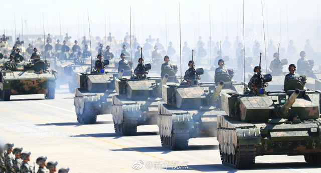 阅兵高清大图来了！99坦克和直升机梯队真拉风