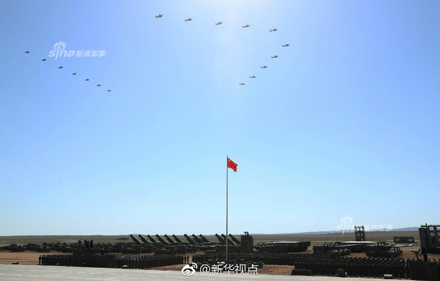 阅兵高清大图来了！99坦克和直升机梯队真拉风