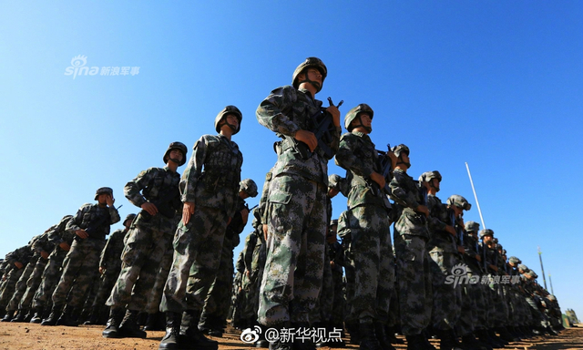 阅兵高清大图来了！99坦克和直升机梯队真拉风