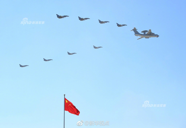 阅兵高清大图来了！99坦克和直升机梯队真拉风