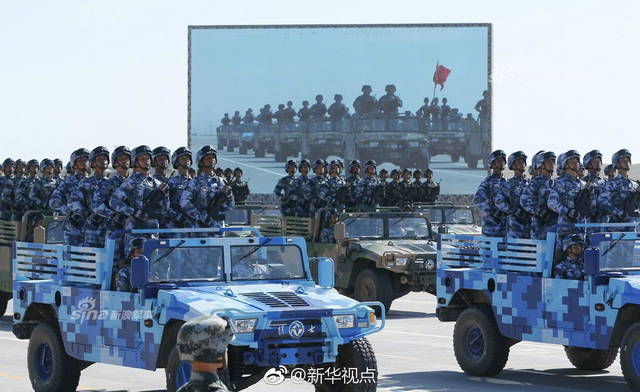 阅兵高清大图来了！99坦克和直升机梯队真拉风