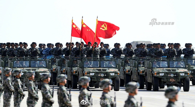 阅兵高清大图来了！99坦克和直升机梯队真拉风