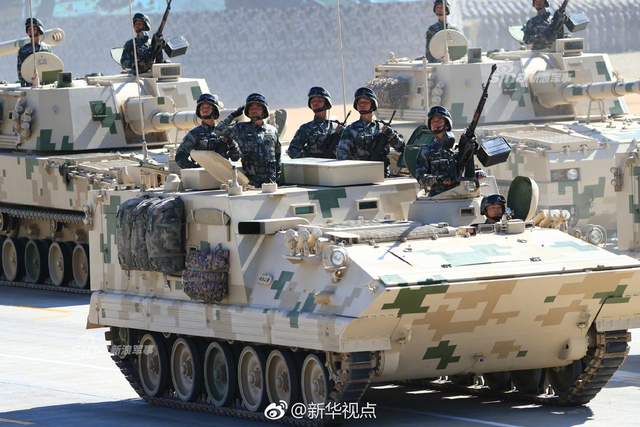 阅兵高清大图来了！99坦克和直升机梯队真拉风