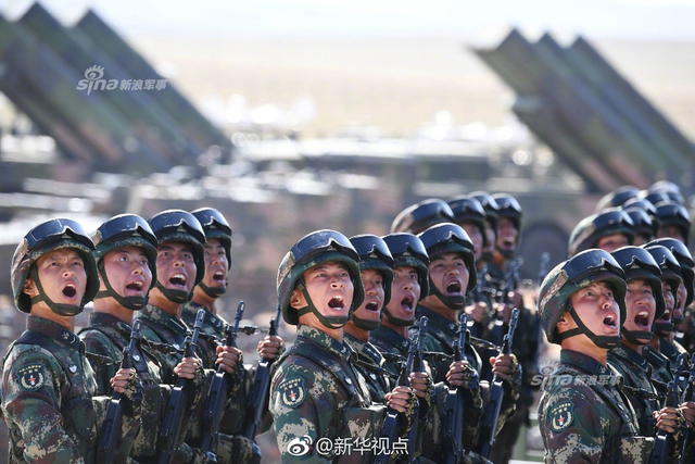 阅兵高清大图来了！99坦克和直升机梯队真拉风