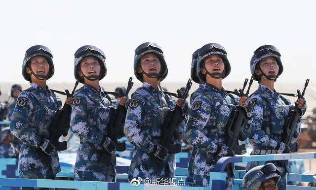 阅兵高清大图来了！99坦克和直升机梯队真拉风