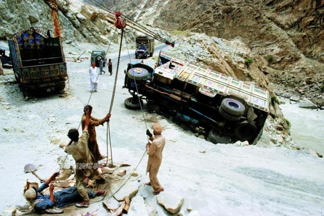 连接中巴之路：中国在地球最险竣的山脉里修路