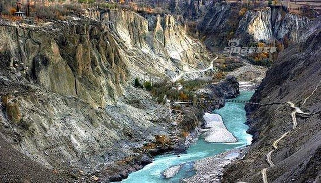 连接中巴之路：中国在地球最险竣的山脉里修路