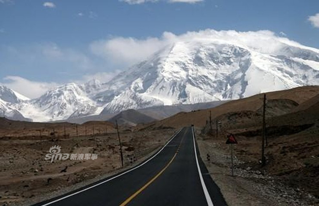 连接中巴之路：中国在地球最险竣的山脉里修路