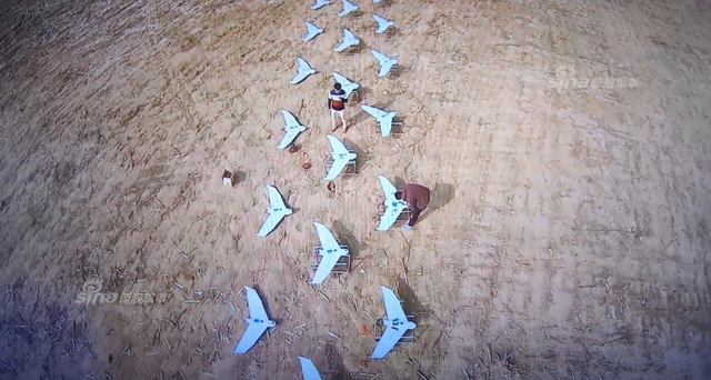 解放军展示无人机蜂群的图解：可摧毁航空母舰