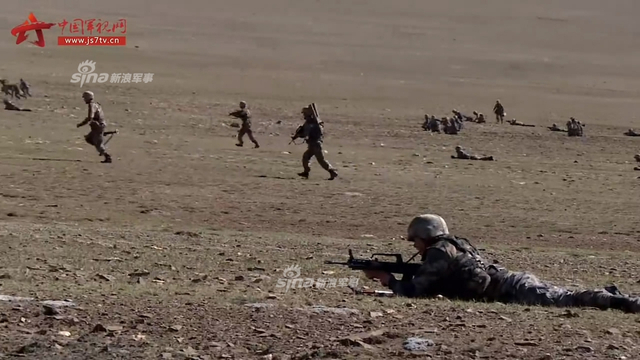 多种打印!解放军在西藏高原进行精确打击演练