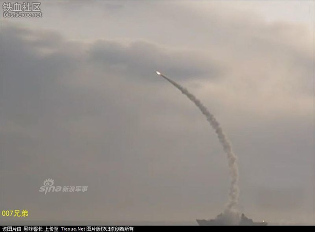 首曝中国052D驱逐舰发射鹰击18反舰导弹近距图
