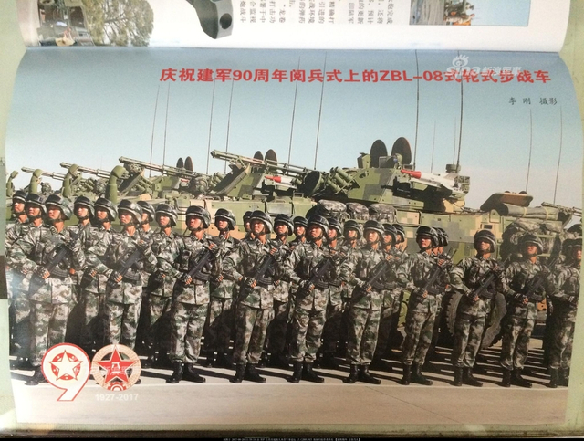 建军节阅兵展雄风！最新期《兵器》看中国装备