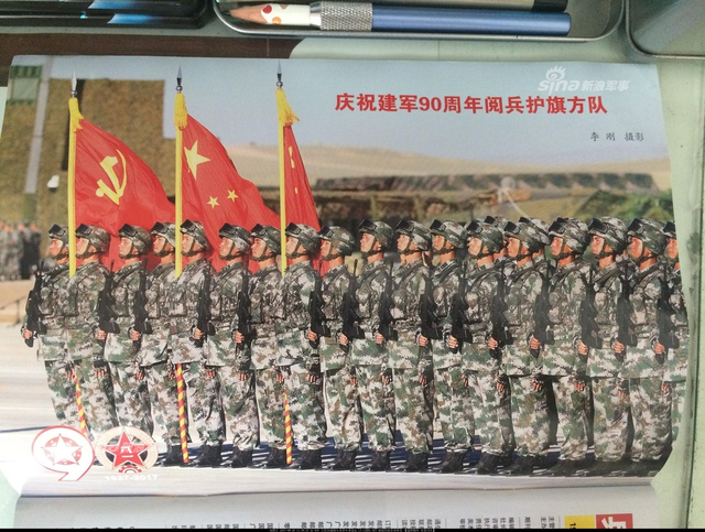 建军节阅兵展雄风！最新期《兵器》看中国装备