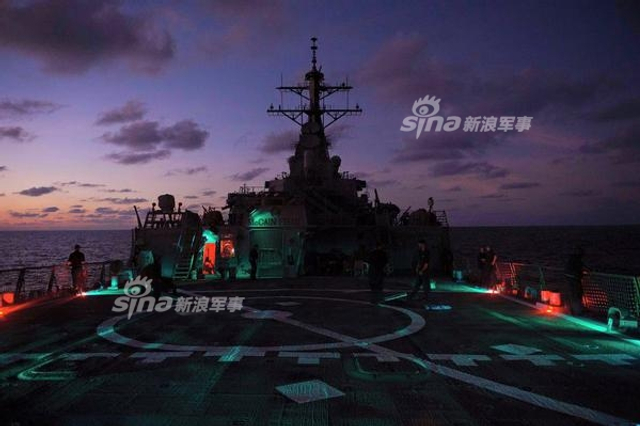 美军水兵在南海打牌钓鱼:随后军舰就被撞了
