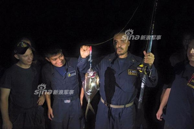 美军水兵在南海打牌钓鱼:随后军舰就被撞了