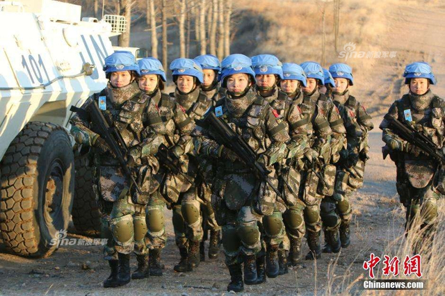 挖掘机技术哪家强？中国南苏丹维和工兵显身手