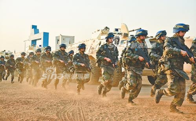 挖掘机技术哪家强？中国南苏丹维和工兵显身手