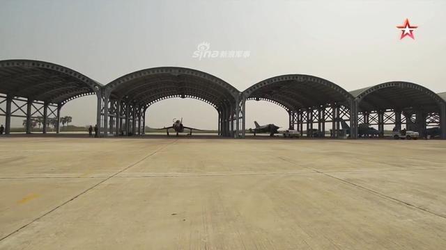 缅甸空军强5与雅克130比邻而居