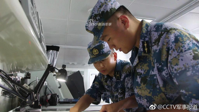 扬威四海！我海军护航编队054A护卫舰返航途中秀火力