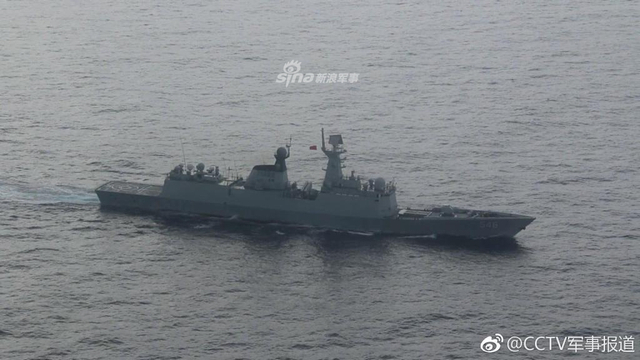 扬威四海！我海军护航编队054A护卫舰返航途中秀火力