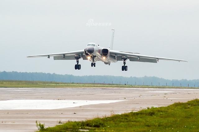轰6K领衔我参加航空飞镖赛机群
