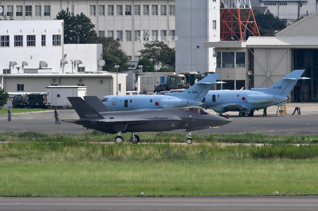 我歼20不可掉以轻心!日本高调展示第10架F35战机首飞