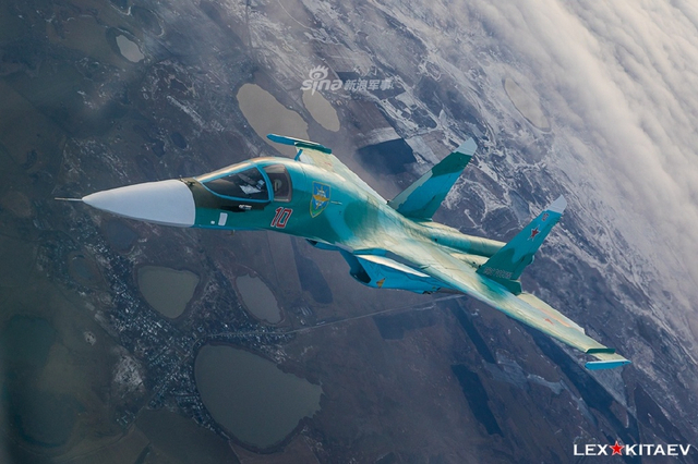 俄空军最新苏34首次空中加油