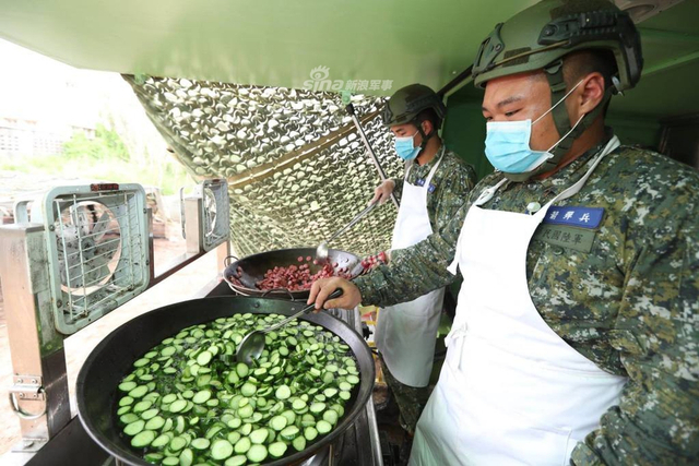 对岸的伙食太差劲了,不知道是不是被军需中饱私囊,一大锅清炒黄瓜片和