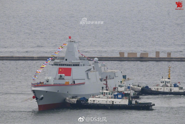 顶得上英国海军了！我大连船厂055双舰下水五盾同框