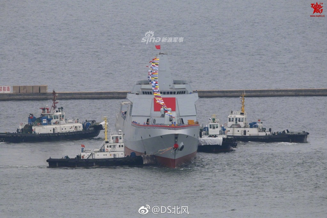 顶得上英国海军了！我大连船厂055双舰下水五盾同框