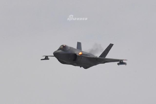 美国空军F35进行“舔地”训练