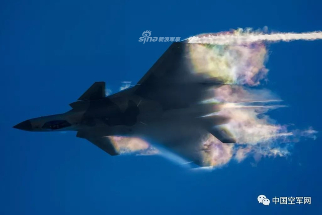 身披五彩祥云!我空军飞行员拍摄航展歼20机动英姿
