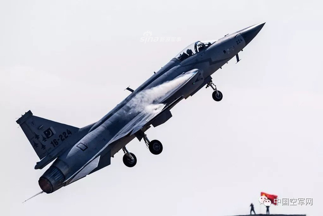 龙腾苍穹！我空军飞行员捕捉航展枭龙战机精彩瞬间