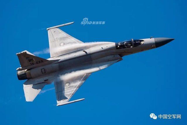 龙腾苍穹！我空军飞行员捕捉航展枭龙战机精彩瞬间