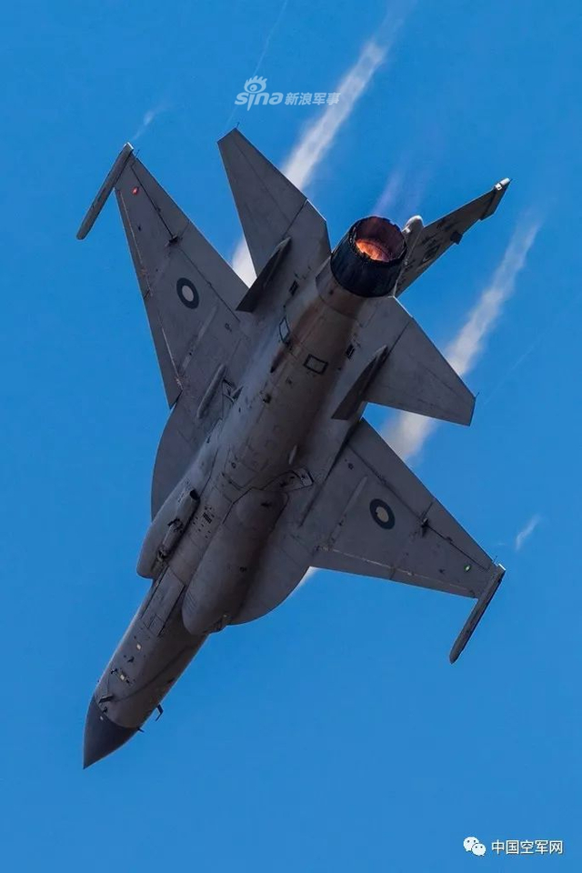 龙腾苍穹！我空军飞行员捕捉航展枭龙战机精彩瞬间