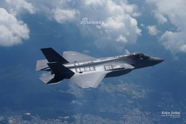 日本自组首架F35A战机进行试飞
