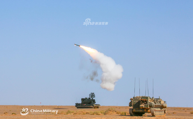 为大军遮起保护伞！我陆军红旗16搭配道尔M1大漠亮剑