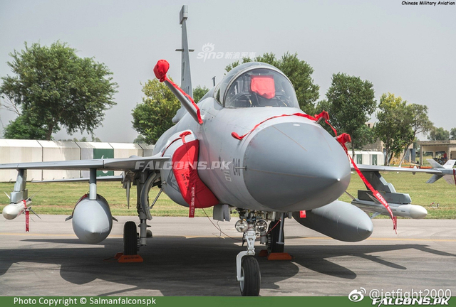 涂装即战斗力！巴基斯坦国防日展示枭龙240号战机