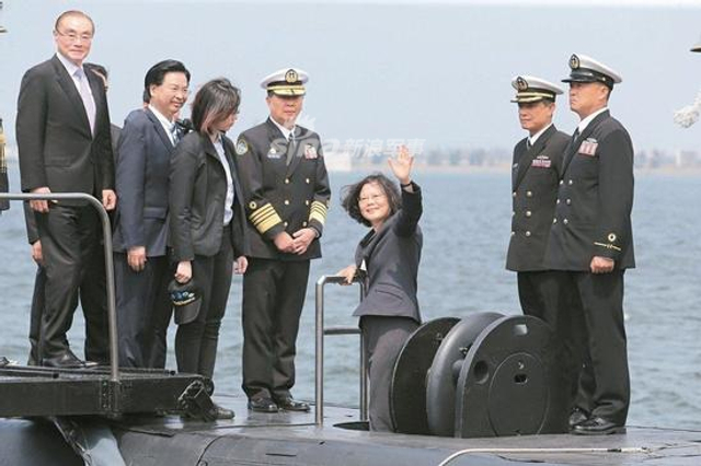 就这也敢来打擂台?台军也搞阅舰算上9艘快艇共20艘