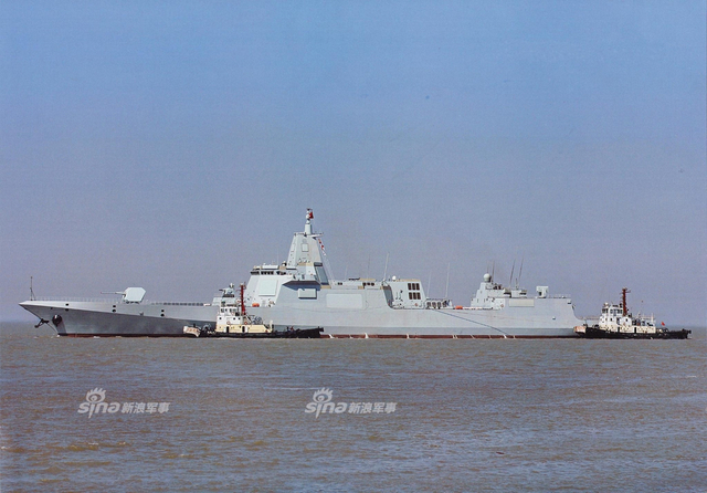 拍成022导弹艇?我055万吨大驱再次试航舰艏拉出涡流