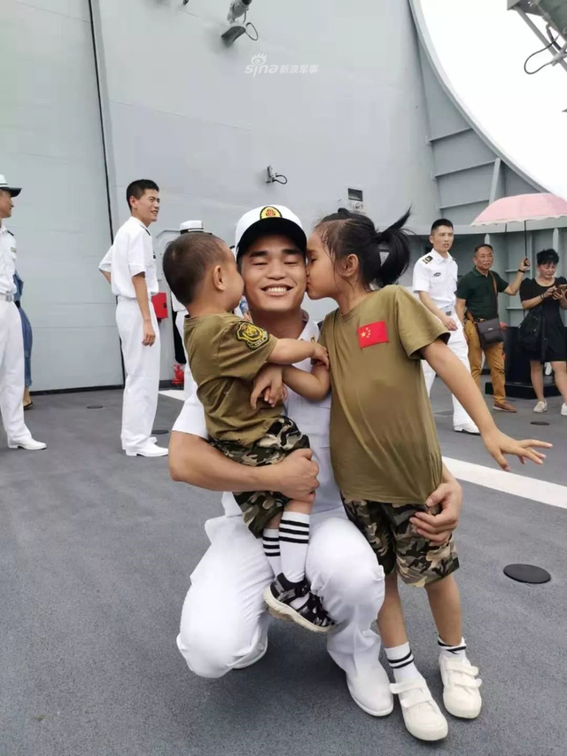 父母妻儿喜迎海军护航编队官兵