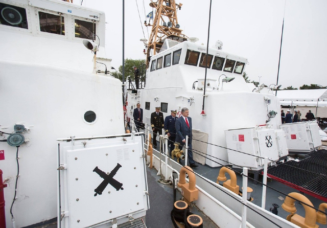 就是打发叫花子!乌克兰总统出席美赠送巡逻艇仪式