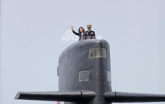 就这也敢来打擂台?台军也搞阅舰算上9艘快艇共20艘