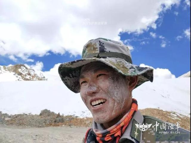 我西藏边防军人嚼冰卧雪守边疆