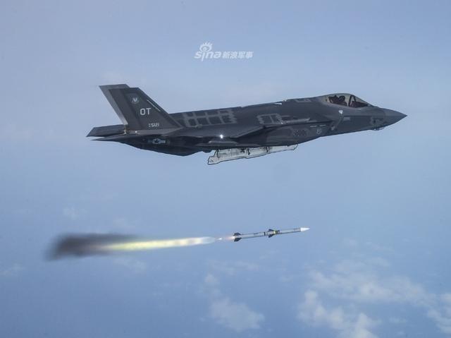 美空军F35A测试武器与空中加油