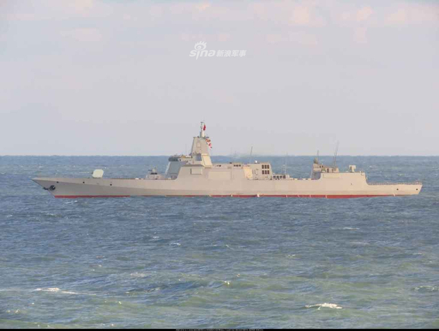 拍成022导弹艇?我055万吨大驱再次试航舰艏拉出涡流