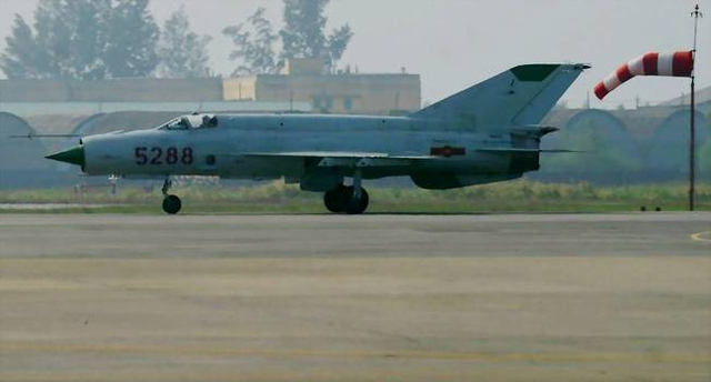 谁是土豪谁贫困一目了然!中美俄日越空军基地比教