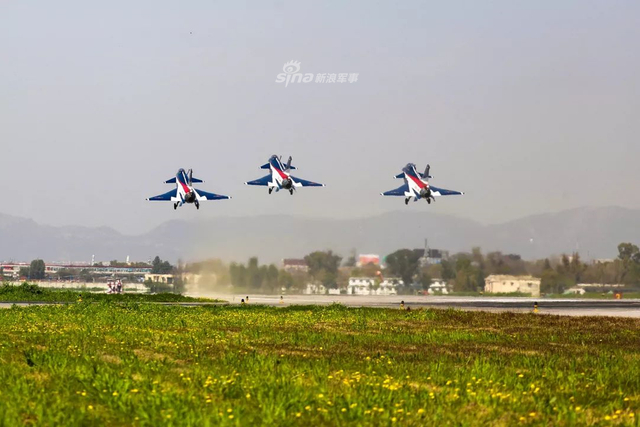 中国空军的娇子！我八一飞行表演队歼10献艺再展英姿