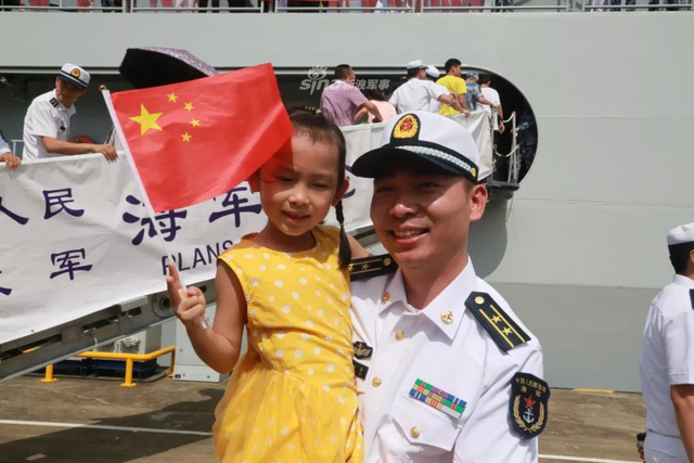 这一幕分外暖心！父母妻儿喜迎我海军护航编队官兵